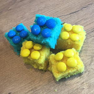 traktatie idee LEGO cakejes veel bouwplezier